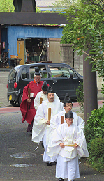 一の鳥居をくぐり参進