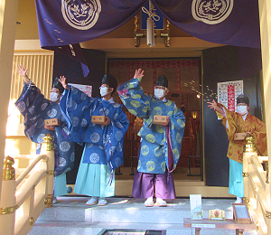 神社の節分祭の様子