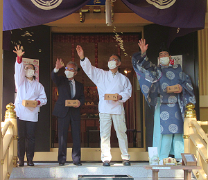 神社の節分祭の様子