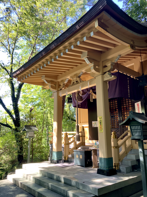 神無月の稲足神社社殿